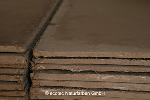 Stapel cleboo Lehmplatten aus der Produktionsstätte